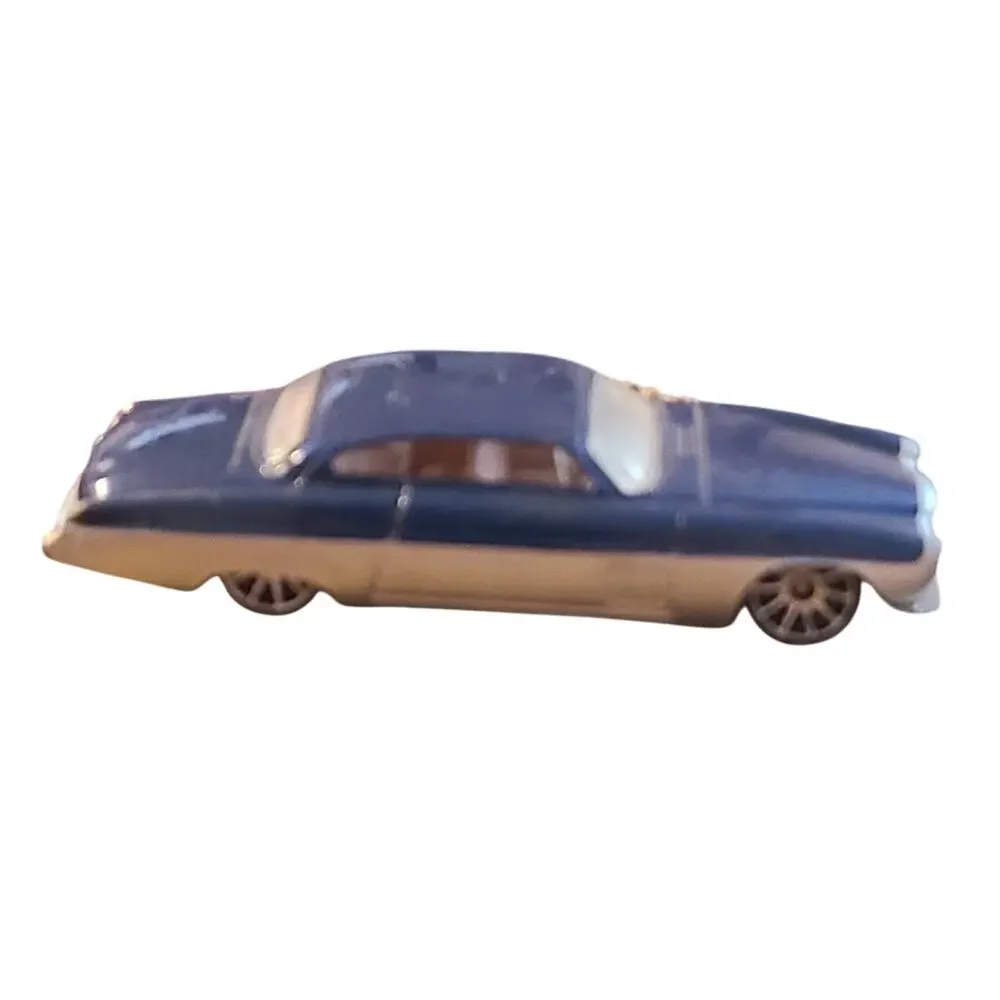 Chopped & Slammed Custom Show Car Collectible 1/64 Scale Diecast Diorama Model